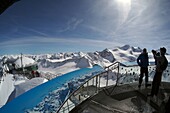 Ausblick vom höchsten Punkt, Skywalk am 'Café 3440' am Hinteren Brunnenkogel zur Wildspitze, Pitztaler Gletscher, Pitztal im Winter, Tirol, Österreich