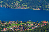 Blick auf Bad Wiessee und Tegernsee vom Hirschberg, Bayerische Alpen, Oberbayern, Bayern, Deutschland