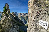  Sammerschartl sign on rock face with rock tower, Sammerschartl, Siebenschneidsteig, Aschaffenburger Höhenweg, Zillertal Alps, Zillertal Alps Nature Park, Tyrol, Austria 