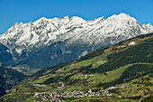 Blick auf Fließ mit Lechtaler Alpen im Hintergrund, von der Aifneralm, Kaunertal, Ötztaler Alpen, Tirol, Österreich