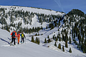 Drei Personen auf Skitour steigen zum Tanzeck auf, Tanzeck, Spitzinggebiet, Bayerische Alpen, Oberbayern, Bayern, Deutschland