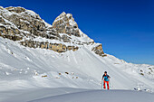 Frau auf Skitour steigt zum Junsjoch auf, Kalkwand im Hintergrund, Junsjoch, Tuxer Alpen, Tirol, Österreich