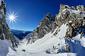 Zwei Personen auf Skitour stehen in der Grünsteinscharte und blicken auf Mieminger Berge, Grünsteinscharte, Grünsteinumfahrung, Mieminger Berge, Tirol, Österreich
