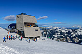  Top of Alpbachtal observation tower with skiers, Wiedersberger Horn, Alpbachtal, Kitzbühel Alps, Tyrol, Austria 