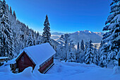 Verschneite Kilianshütte, mit Ammergauer Alpen im Hintergrund, Ettaler Mandl, Ammergauer Alpen, Oberbayern, Bayern, Deutschland 
