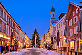  Snow-covered, illuminated pedestrian zone of Murnau with Christmas decorations, Murnau, Upper Bavaria, Bavaria, Germany  