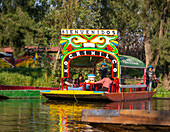 Beliebte Touristenattraktion Bootfahren Xochimiloco, Mexiko-Stadt, Mexiko