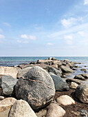 Steine am Strand führen in die Ostsee, Hohenfelde, Schleswig-Holstein, Deutschland