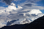 Mächtige Wolken über dem Monte Rosa, Wallis, Zermatt, Schweiz.