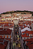 Blick vom Elevador de Santa Justa über die Baixa nach Castelo, Lissabon, Portugal.