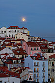 Mondaufgang über der Alfama, Lissabon, Portugal.