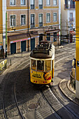 Eine Strassenbahn in den Strassen von Castelo, Lissabon, Portugal.