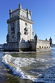 Eines der Wahrzeichen von Lissabon, der Torre Belem am Tejo, Portugal.