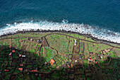 Tiefblick auf die Meeresgärten Quebrada Nova bei Porto Moniz, Madeira, Portugal.