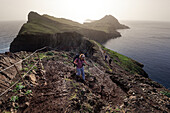 Wanderweg mit Wanderer auf der Halbinsel Sao Lourenco, Madeira, Portugal