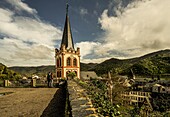 Blick vom Aussichtspunkt vor der Wernerkapelle auf die Kirche St. Peter und alte Häuser, Altstadt von Bacharach, Oberes Mittelrheintal, Rheinland-Pfalz, Deutschland
