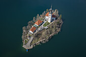  Bird&#39;s eye view of St. Mary&#39;s Church in Lake Bled, Bled, Slovenia, Europe. 