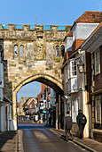 High Street Gate, ursprüngliches Tor zur Kathedrale in der Nähe, Salisbury, Wiltshire, England, Großbritannien
