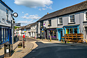 Geschäfte im Stadtzentrum von Buckfastleigh, Süd-Devon, England, Großbritannien