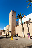 Menschen gehen außerhalb der Mauern der Medina, L'Horloge d'Essaouira, Essaouira, Marokko, Nordafrika