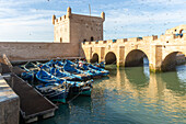 Boote blau, Sqala du Port d'Essaouira, Essaouira, Marokko, Nordafrika