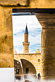 Reflexion Minarett Selimiye-Moschee, Büyük Han, Karawanserei, Nikosia, Bezirk Nikosia, Nordzypern
