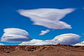 Nordafrika, Marokko, Provinz Ouarzazate, interessante Wolkenformationen, kleiner Lieferpickup