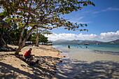 Menschen am Strand und im Wasser auf Cowrie Island, Honda Bay, in der Nähe von Puerto Princesa, Palawan, Philippinen, Südostasien