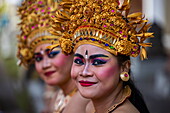  Young women in traditional Balinese costumes greet passengers from cruise ship Vasco da Gama (nicko cruises), Benoa, Bali, Indonesia 