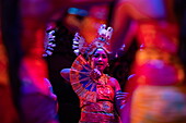Traditionelle balinesische Tänzerin im Hollywood Theater an Bord von Kreuzfahrtschiff Vasco da Gama (nicko cruises), Benoa, Bali, Indonesien, Südostasien