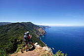 Wanderer auf Traumweg zwischen Porto da Cruz und Machico, Madeira, Portugal