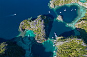 Luftaufnahme von Bangka Auslegerkanus in der Lagune in der Nähe des Kayangan-Sees, Coron, Palawan, Philippinen, Südostasien