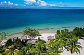 Luftaufnahme von Kokospalmen am Strand auf Cowrie Island, Honda Bay, bei Puerto Princesa, Palawan, Philippinen, Südostasien