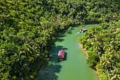 Luftaufnahme vom Fluss Loboc und Regenwald mit Ausflugsbooten, in der Nähe von Loboc, Bohol, Philippinen, Südostasien