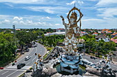 Luftaufnahme der Statue von Patung Titi Banda am Kreisverkehr, Denpasar Timur, Denpasar, Bali, Indonesien, Südostasien
