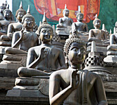 Buddha-Statuen im buddhistischen Tempel Gangaramaya, Colombo, Sri Lanka, Asien