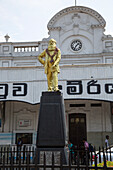 Statue von Colonel Henry Steele Olcott, amerikanischer Buddhist, Fort Railway Station, Colombo, Sri Lanka, Asien