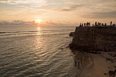 Touristen spazieren bei Sonnenuntergang auf den Festungsmauern in der historischen Stadt Galle, Sri Lanka, Asien