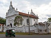 Weiß getünchte Gebäude der Niederländisch Reformierten Kirche in der historischen Stadt Galle, Sri Lanka, Asien