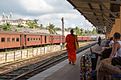 Gleise, Bahnsteig und Zug Bahnhof, Galle, Sri Lanka, Asien