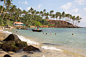 Tropischer Strand mit Menschen schwimmen Mirissa, Sri Lanka, Asien