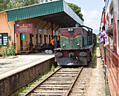 Züge und Bahnsteig, Pittipola, Sri Lanka, Asien der höchstgelegene Bahnhof des Landes