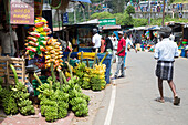Menschen auf dem Markt in der Stadt Haputale, Badulla District, Provinz Uva, Sri Lanka, Asien