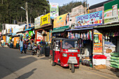 Geschäfte und Tuk-Tuk-Taxi, Haputale, Badulla District, Provinz Uva, Sri Lanka, Asien