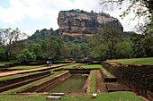 Touristen spazieren durch die Wassergärten des Palastes, Felsenpalast Sigiriya, Zentralprovinz, Sri Lanka, Asien