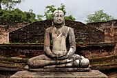 Sitzender Buddha im Vatadage-Gebäude, The Quadrangle, UNESCO-Weltkulturerbe, die antike Stadt Polonnaruwa, Sri Lanka, Asien