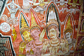 Buddha-Statuen im Dachwandbild, buddhistischer Tempelkomplex der Dambulla-Höhle, Sri Lanka, Asien