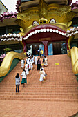 Menschen im buddhistischen Museumskomplex Dambulla, Sri Lanka, Asien