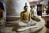 Buddha-Figuren im buddhistischen Tempelkomplex der Dambulla-Höhle, Sri Lanka, Asien