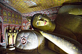 Buddha-Figur im buddhistischen Tempelkomplex der Dambulla-Höhle, Sri Lanka, Asien